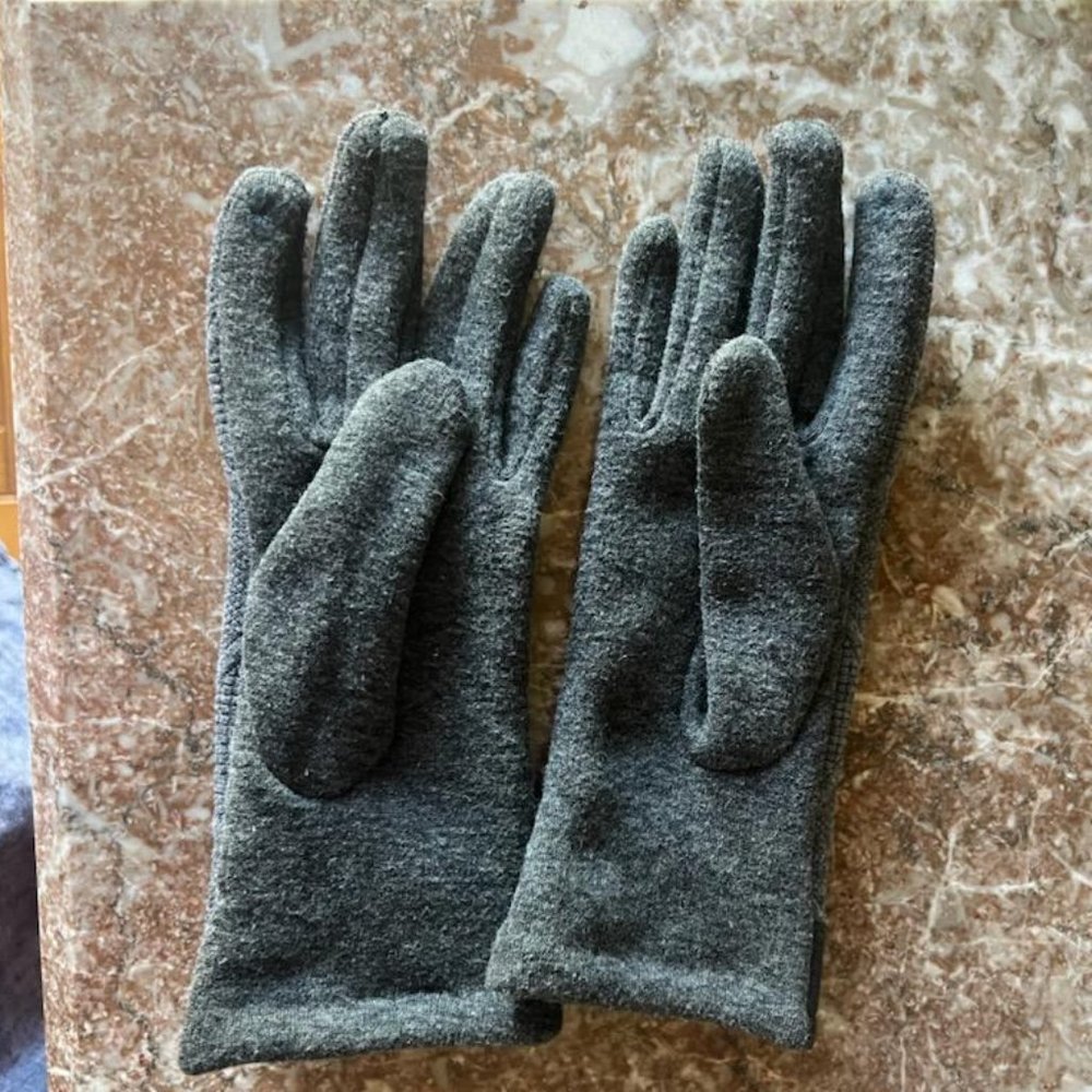 Chaus New York Ladies Gloves Gray